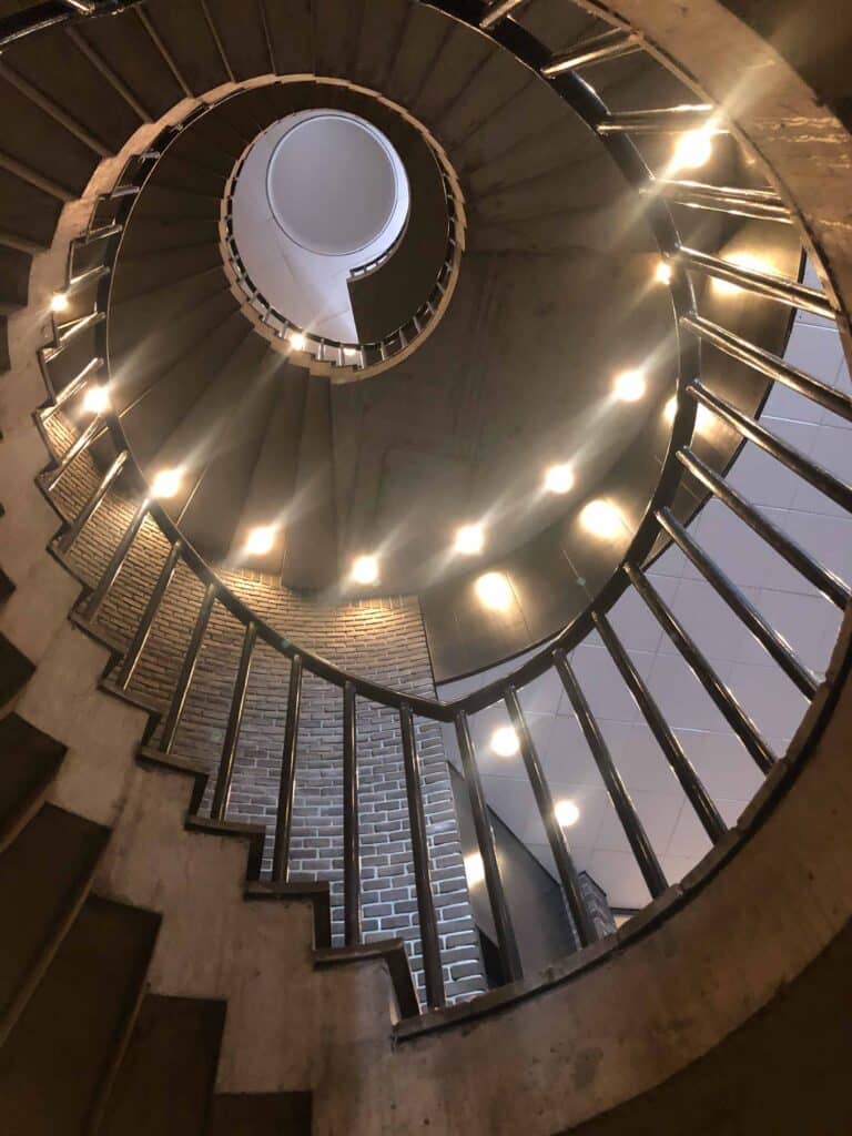 escalier tourbillon avec rampe en fer forgé
