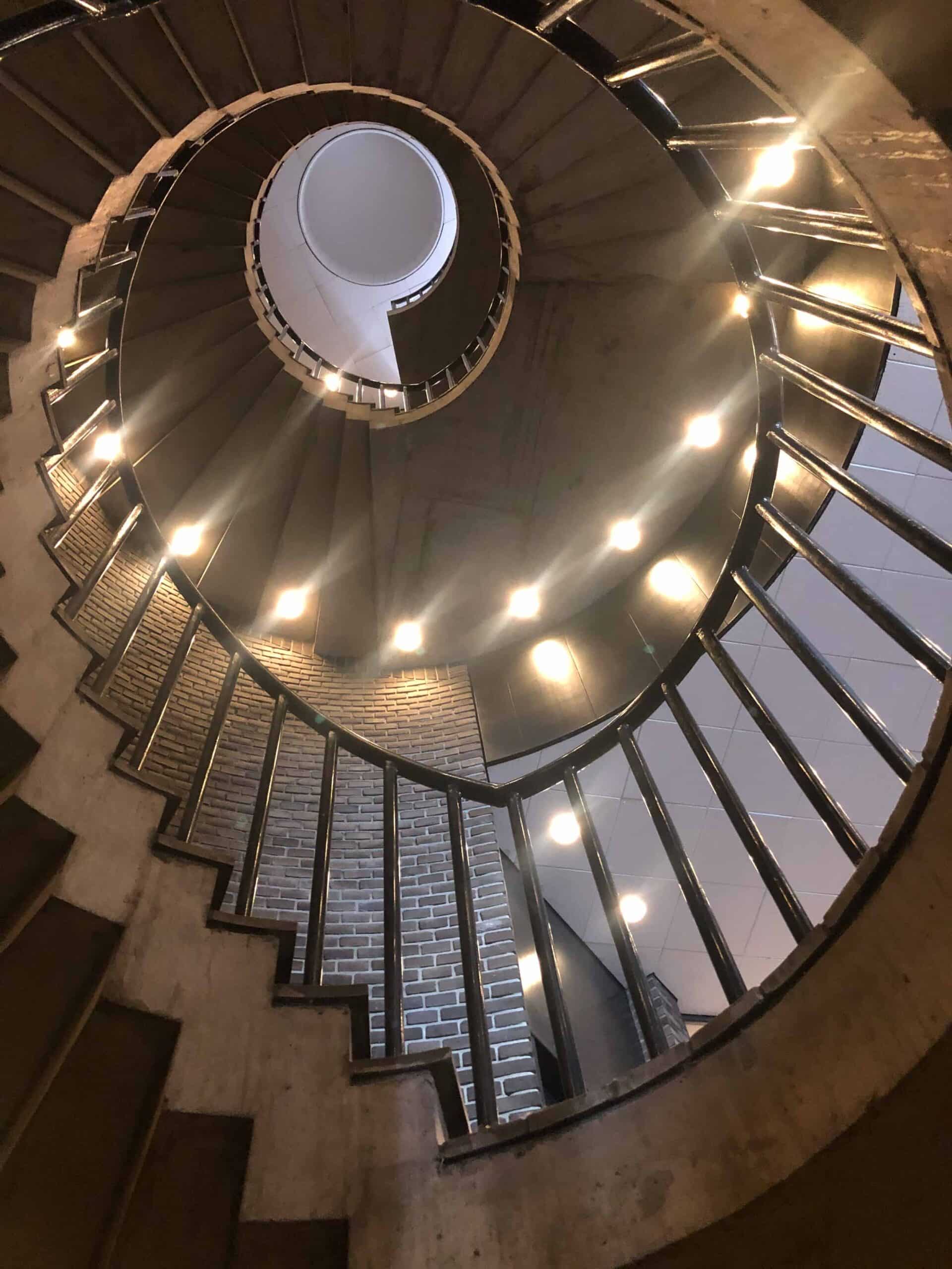 escalier tourbillon avec rampe en fer forgé