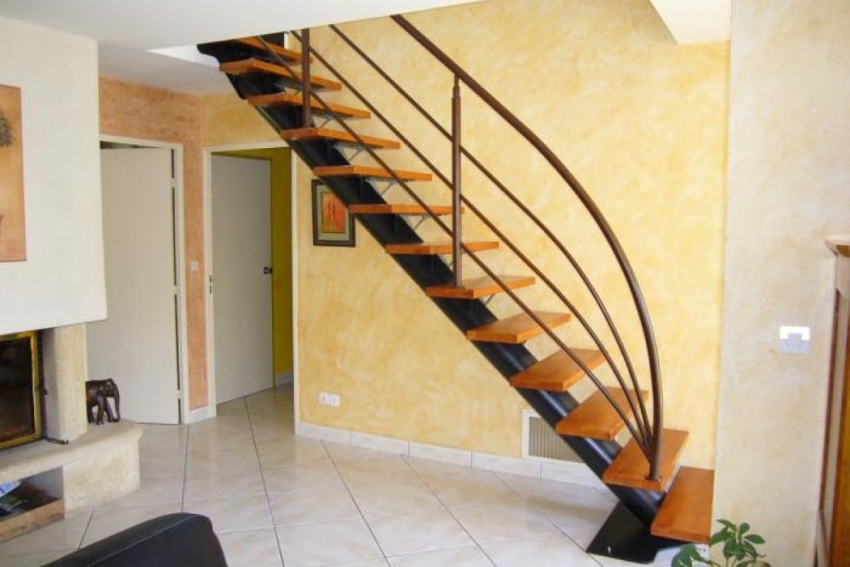 escalier en bois avec des rampes en fer forgé marron