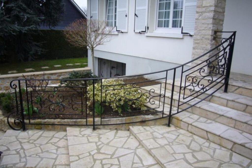 rampes d'escaliers extérieurs en fer forgé