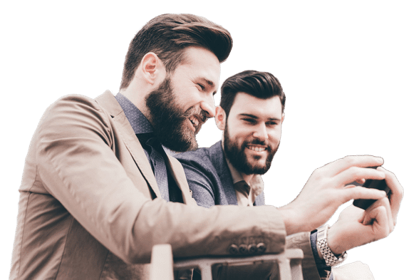 deux hommes en costume qui regardent un téléphone